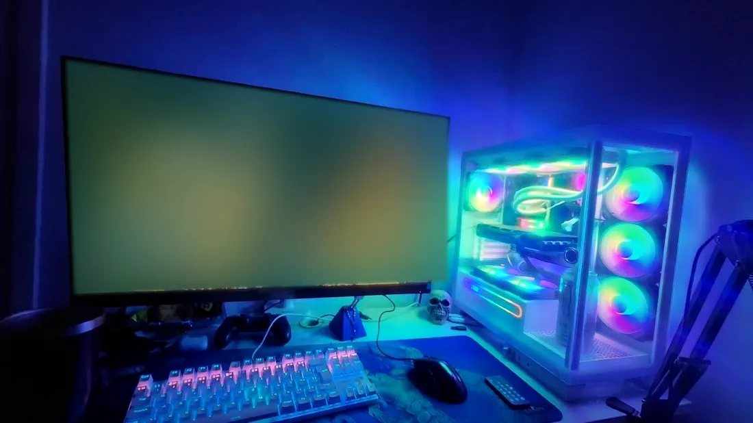 Setup com PC gamer montado e iluminação